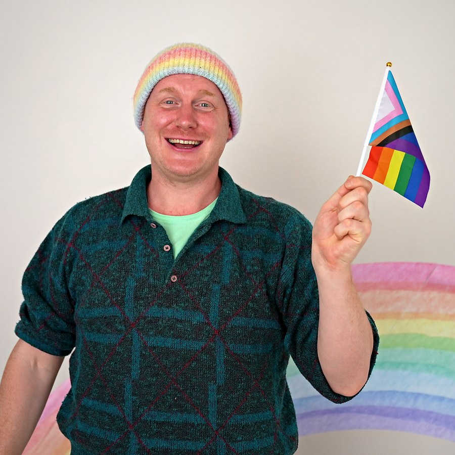 Arnold mit Regenbogenmütze und Pride-Fähnchen
